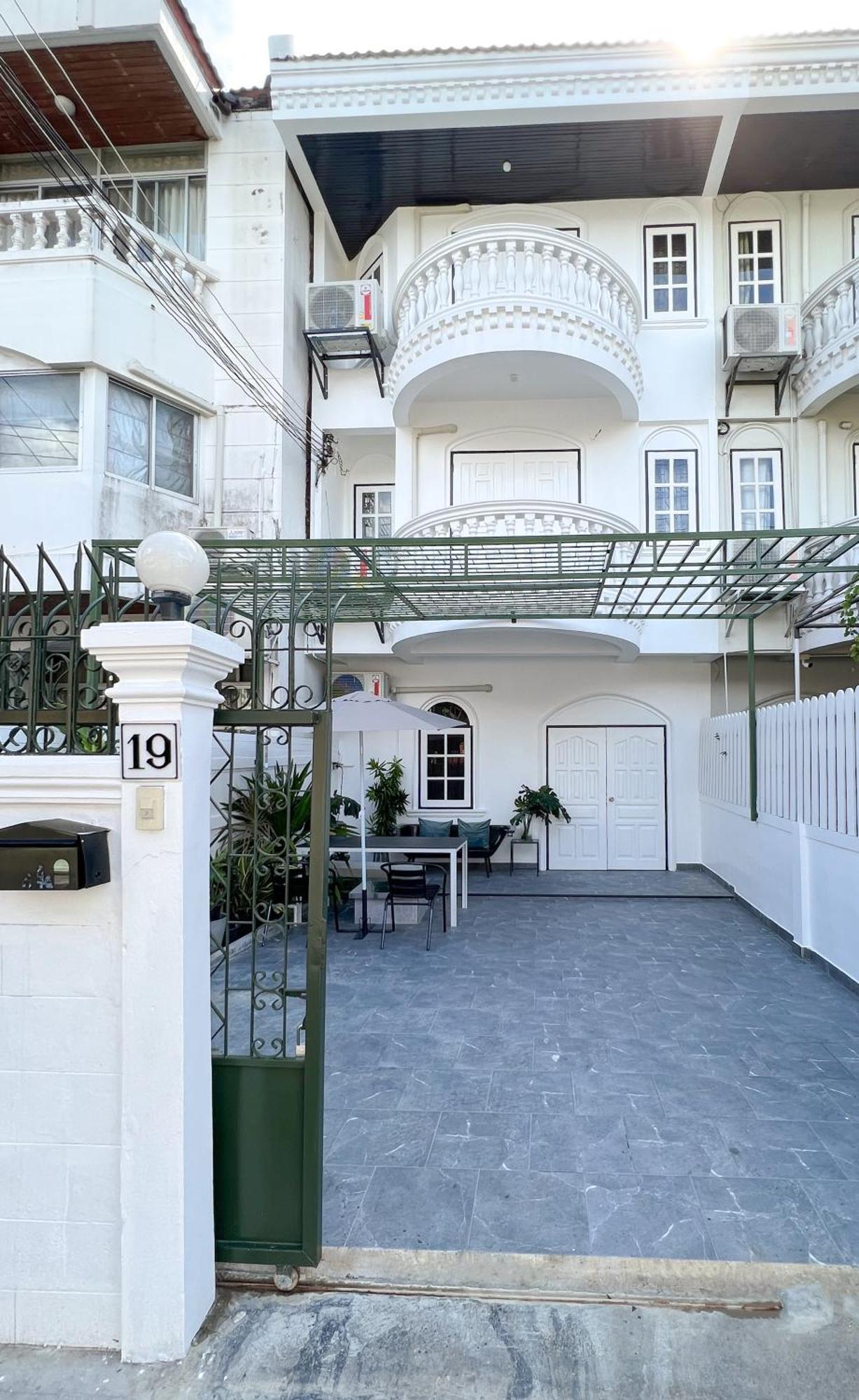 Neveu Premier Residence : Ratchada Bangkok Exterior foto
